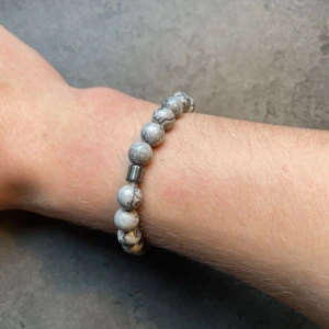 Armband - Stilrent armband. Har även ett flertal andra färger i min profil. Vid frågor är det bara att skicka ett meddelande.