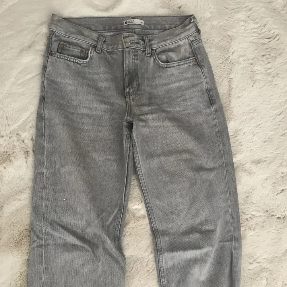 Säljer mina super fina lågmidjade gråa jeans från ginatricot, då de ej kommer till nån användning. . Jeans & Byxor.