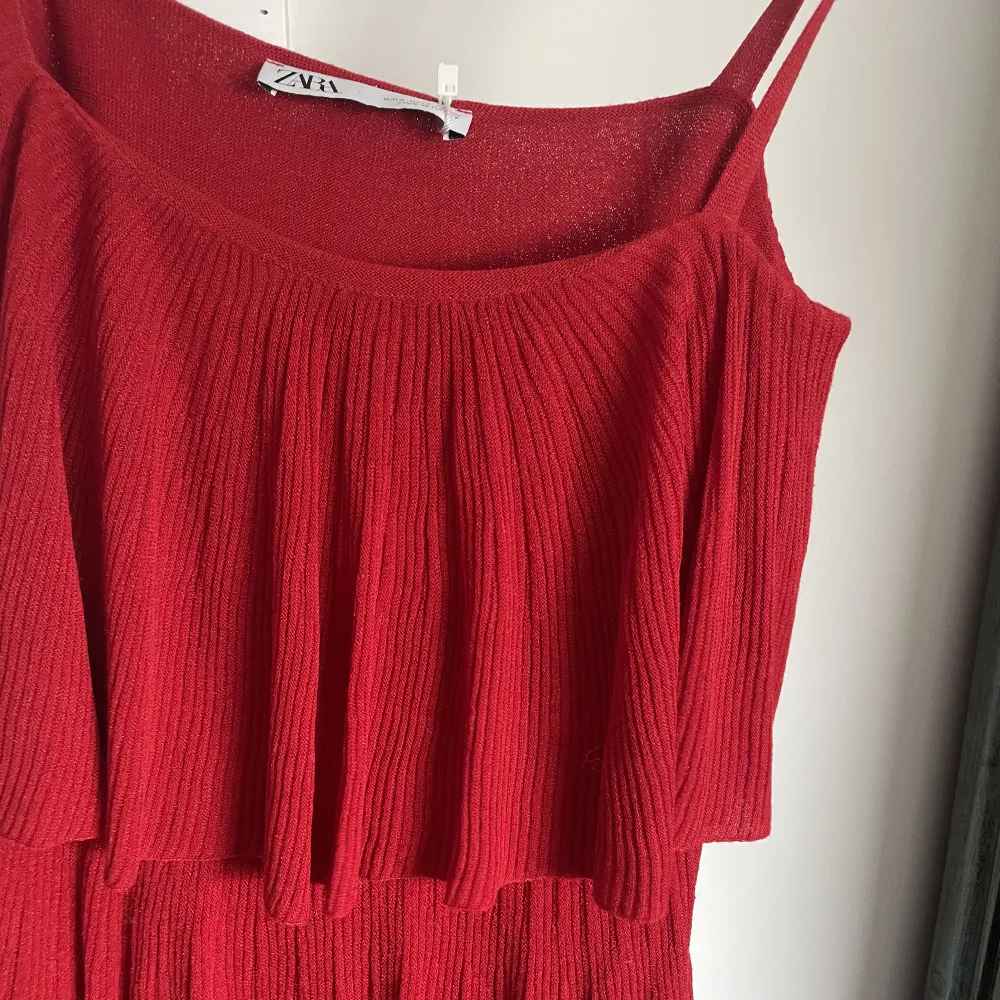 Jättefin röd volang klänning från zara. Aldrig använd för passar inte mig ❤️. Klänningar.