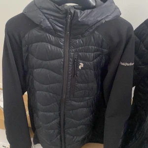 Peak Performance jacka - Peak Performance Jacka storlek S Ställ gärna frågor, kan mötas i Malmö 