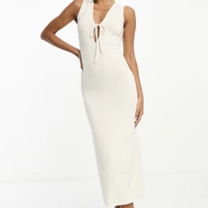 Vit klänning  - Jättefin klänning från Asos 💋använd endast två gånger och är i storlek S! 