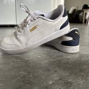 Säljer mina vita sneakers från puma, använda vid två tillfällen så i nyskick🤍Köparen står för eventuell frakt🤍 kan mötas upp i västerås