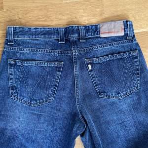 Ett par väldigt snygga vintage jeans i riktigt bra skick. Bra passform och har snyggt tryck på bakfickorna.
