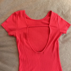 Fodralklänning  - Cerisefärgad tight klänning med öppen rygg🍒Nästan helt oanvänd! 