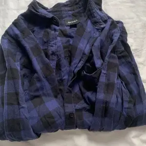 En svart och mörk blå rutig skjorta. Oanvänd och i bra skick 