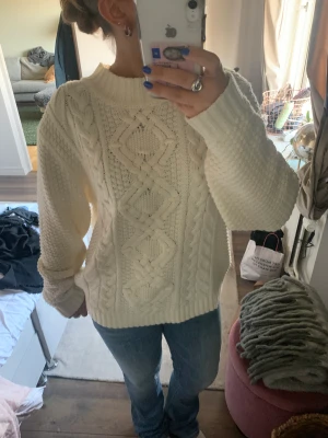 Stickad tröja - Säljer min vita stickade tröja, använda fåtal gånger!