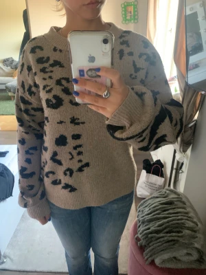 Stickad tröja med djurmönster  - Säljer min stickade tröja, hör av dig om du har frågor!