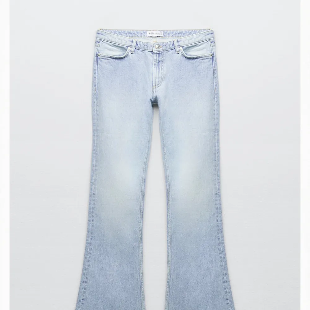 Säljer dessa blåa jeans från Zara, har klippt av 2 cm men de är fortfarande ganska långa, jag är 166. Använda 1 gång 🩵. Jeans & Byxor.