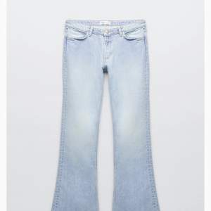 Säljer dessa blåa jeans från Zara, har klippt av 2 cm men de är fortfarande ganska långa, jag är 166. Använda 1 gång 🩵