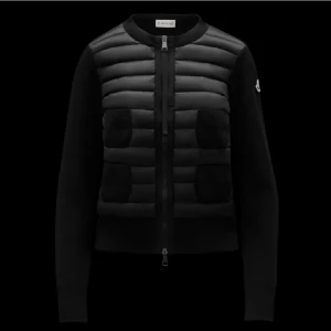 Moncler cardigan - Säljer nu min moncler cardigan, den är väldigt liten i Stl för den är xl men passar S-M, helt ny från kemtvätt, köpte på plick och har därav it kvitto men den är checkad på moncler, qr kod finns självklart också, jag har aldrig använt den enbart testat 