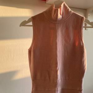 Underbar & tidlös rosa klänning. Endast använd en gång. Enkel och skön att bära. Originalpris: 899 kr. Mitt pris: 199 kr
