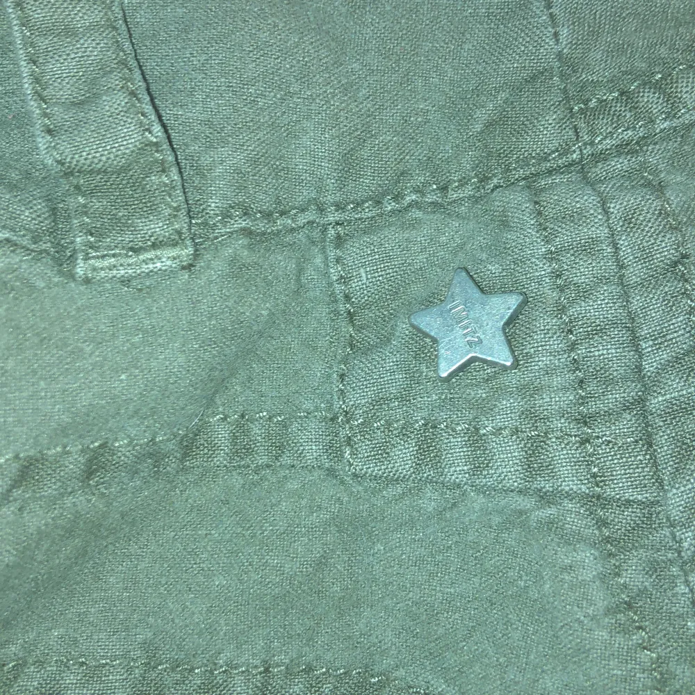  Snygga gröna shorts Med en stjärna som en liten detalj på sida sex fickor två på sidan två där uppe och två där bak. Shorts.