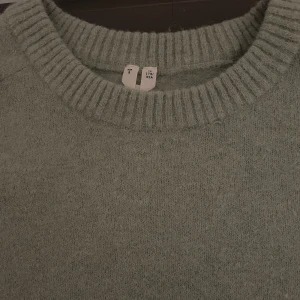 Stickat Arket - Snygg stickad tröja från Arket, använd 3 gånger. Ny pris 790 Pris kan diskuteras