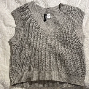 Grå väst  - Grå stickad väst från hm, använd max 2 gånger, storlek Xs💖