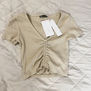 En oanvänd zara topp  - En oanvänd zara topp i storlek s med prislapp, gammal modell 