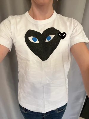 Tröja - Jättefin tröja från comme des garcons!💙🤍Jättefint skick!