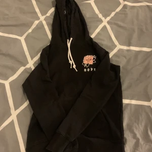 Dope hoodie  - använt antal gånger litet hål mellan magen och ryggen 