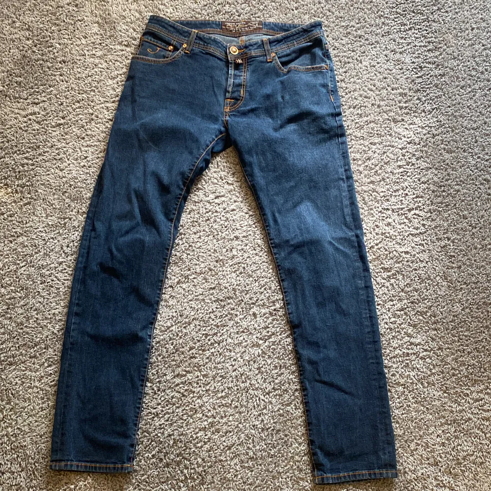 Säljer mina Jacob cohen jeans i storlek 33. Bra skick och slitsamt använda, skriv för fler foton. Pris 999. Jeans & Byxor.