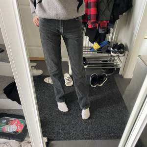 Jag säljer mina zara jeans för att dom aldrig kommer till användning❤️ kom privat för mått❤️