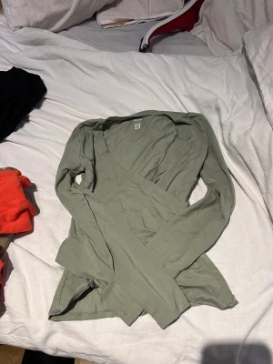 Långärmad från BONDELID - Långärmad tröja från Bondelid, ”draperad” fram. 