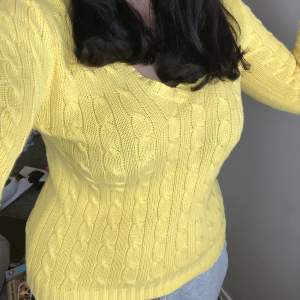 En gul ralph lauren stickad tröja. Använd 1 gång sen hängt i garderoben. Superfin men inte min stil . Den anpassar sig o man får jättefin figur i den.
