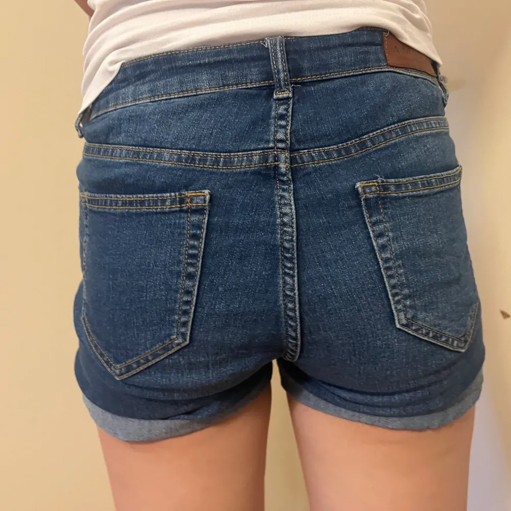 Så fina och bekväma jeansshorts från New Yorker (märke AMISU)!🤩 De är inköpta 2019 och är använda men i väldigt bra skick. Enda defekten är etiketten (se bild 3) som har några snören som spretar, samt lite otydlig text. Pris kan diskuteras.. Shorts.