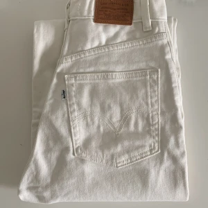 Levis jeans  - Beiga högmidjade jeans men raka ben. Aldriga använda. 