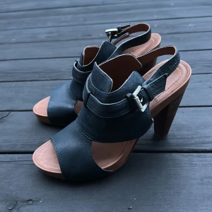 Sandaler - Marinblåa skinn sandaletter ifrån Marc O Polo. Som att gå på moln ☁️ sköna och mjukt både övre och undre sulan 👌