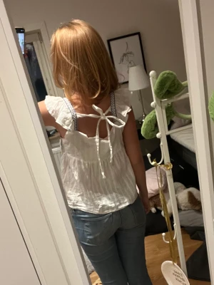 Blus - Jätte söt blus med broderier