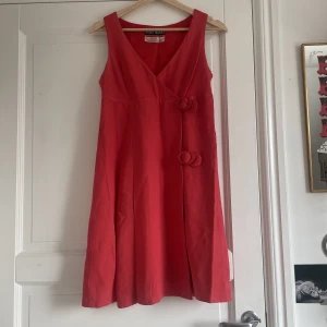 Röd klänning  - Retro cocktailklänning från 60- talet! Gjord i England. I använt fint skick 
