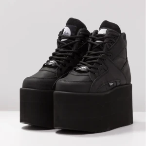 BUFFALO Towers Platåskor Platform Skor - Helt otroliga platåsneakers som är en dröm att gå i till vardags som på rejv! Skornas platå är ca 10cm. Storlek: 39. Skick: mycket väl använda - men är fortfarande i bra och användbart skick (är aningen slitet innanför skorna). NYPRIS: 2.945kr!