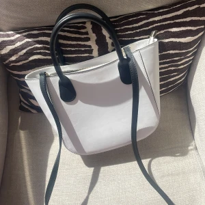 Carla Ferreri väska  - En liten väska i så fint skick! 💗Äkta skinn