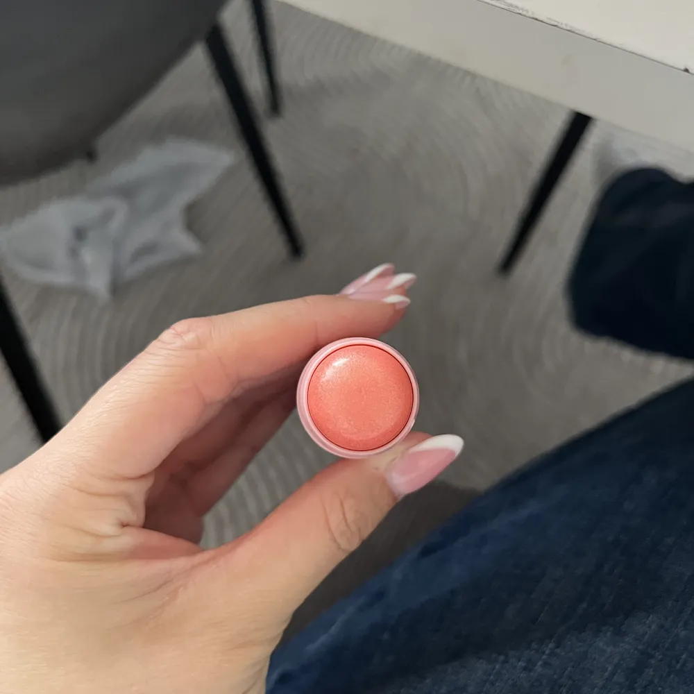 Säljer hickaps blush stick då jag råkat få dubbelt! I färgen shimmering coral, helt oanvändt 💞säljer också highlitern . Övrigt.