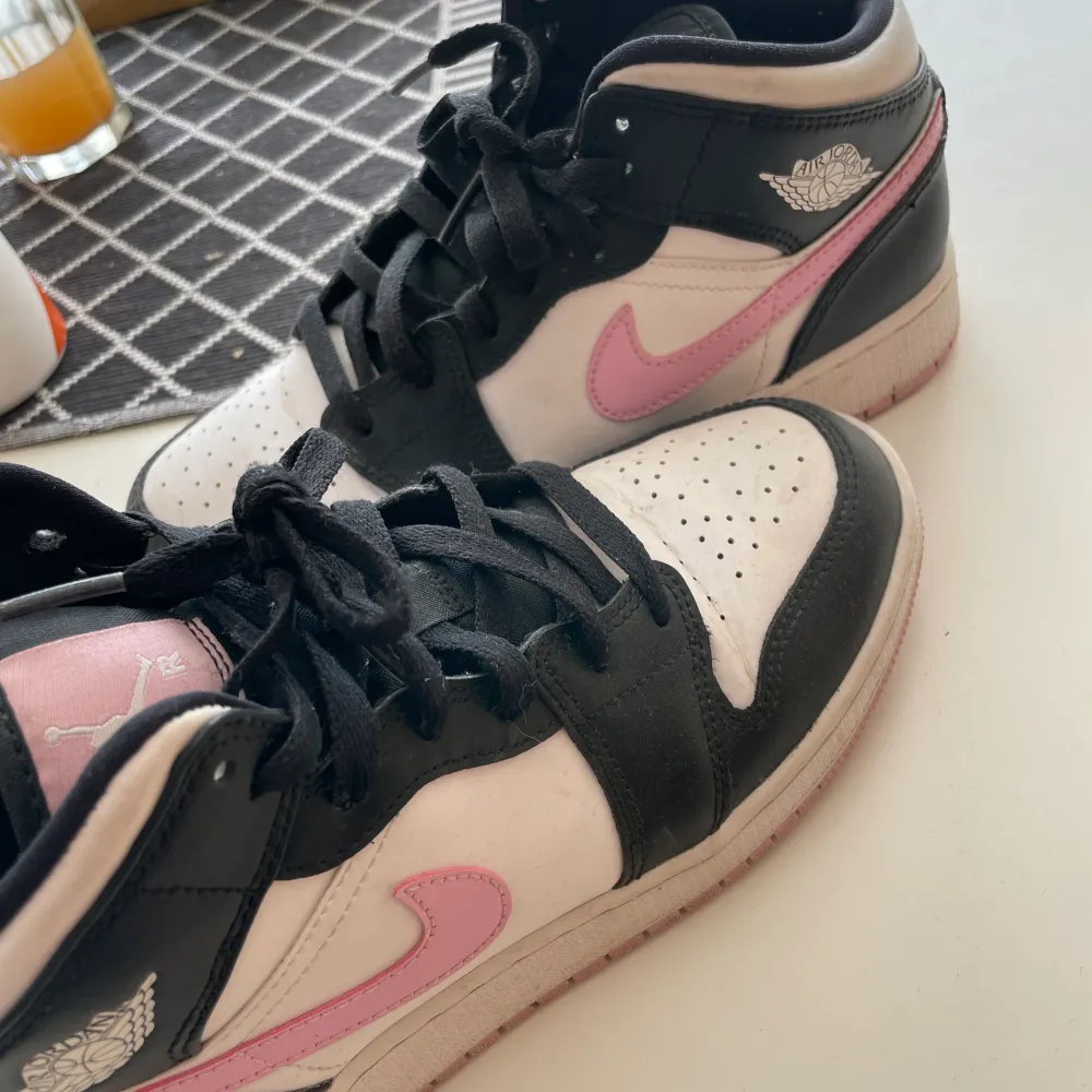 🩷Nike Air Jordans 1🩷 Ljusrosa/svarta  Väldigt fint skick och sparsamt använda. Inte särskilt mycket ”intrampade” väldigt neutrala i form och allting.  Hela invändigt vid hälen. Helt äkta och nypriset var ca 2700kr🩷 pris kan diskuteras. Skor.