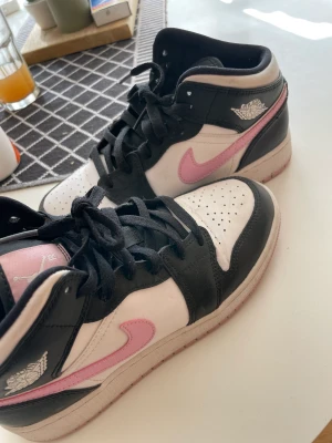Nike Air jordans 1 - 🩷Nike Air Jordans 1🩷 Ljusrosa/svarta  Väldigt fint skick och sparsamt använda. Inte särskilt mycket ”intrampade” väldigt neutrala i form och allting.  Hela invändigt vid hälen. Helt äkta och nypriset var ca 2700kr🩷 pris kan diskuteras