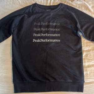 Svart peak performance sweatshirt  Skick: 8/10
