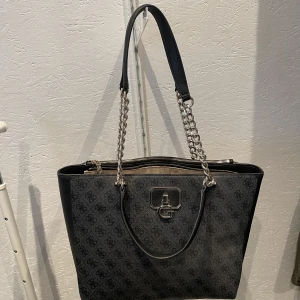 Väska - Helt oanvänd väska💕säljs pga används inte, köpt på guess för 1100kr. Rymlig och perfekt som skolväska, hör av dig för frågor, köparen står för frakten💞