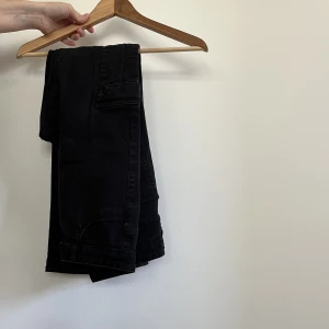 Svarta cargo jeans  - Säljer dessa svarta cargo jeans i storlek:40 från H&M aldrig använda 