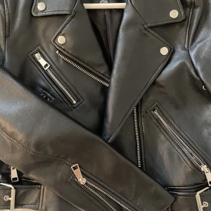 Skinnjacka perfekt skick - I perfekt skick, använd 2 gånger. Storlek M men sitter bra på mig som har xs-s! 