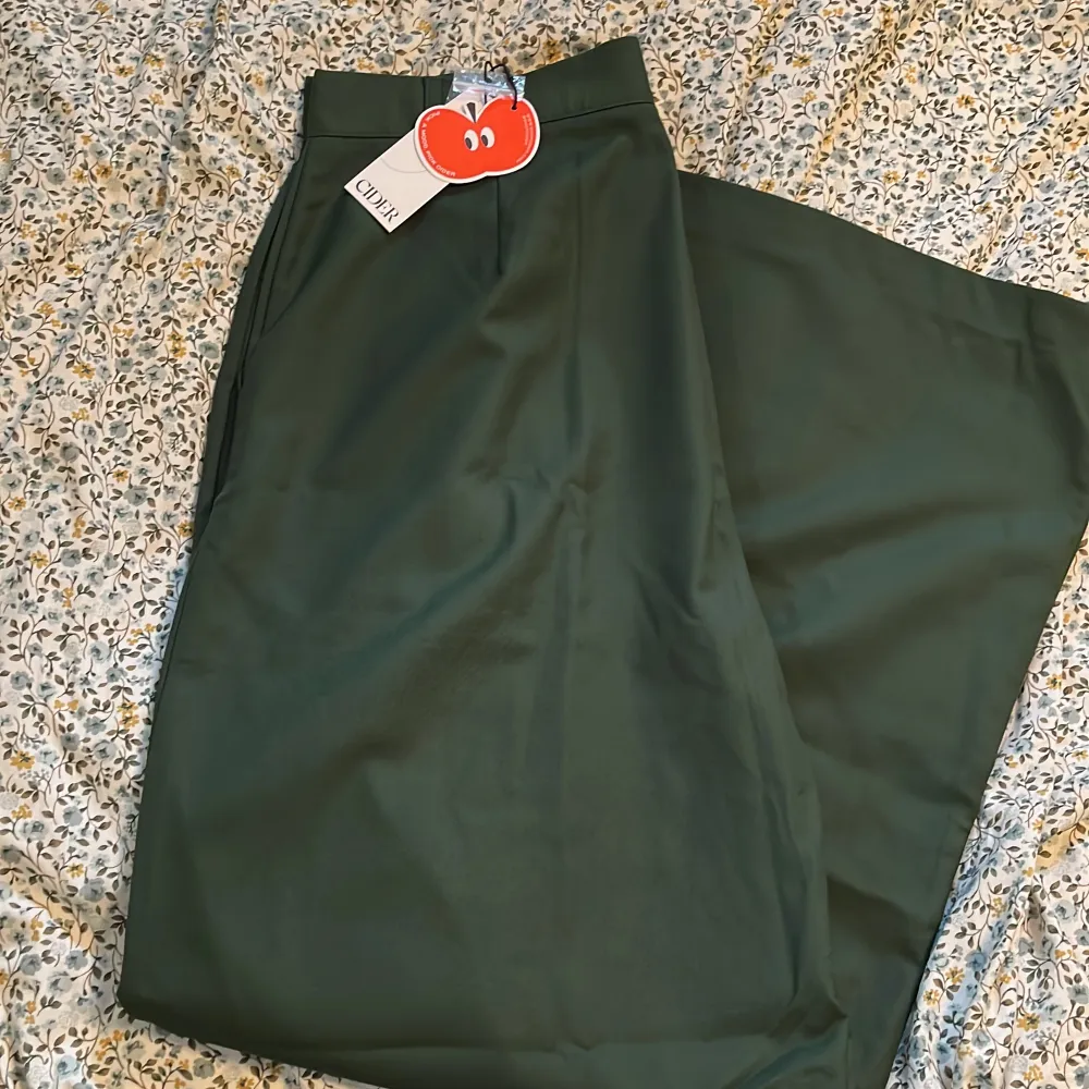Gröna kostymbyxor från cider. aldrig använda, med prislapp. 200kr +frakt . Jeans & Byxor.