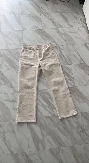 Weekday jeans - Jättefina beiga jeans, bara använt 2 gånger.