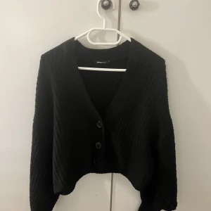 Stickad kofta - Säljer denna fina stickade kofta från gina i storlek XS, kom privat för egna bilder🖤