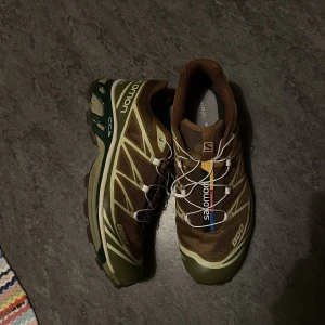 Salomon XT6  - Knappt använda Salomon XT6. Dåliga bilder, men de är färgen rubber lizard. Säljes pga inte rätt passform för min fot.