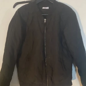 Jacka  - Bombar jacka i skön material 