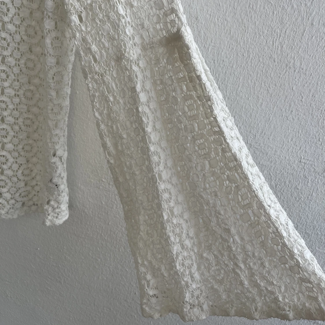 Broderad tröja med utsvängda ärmar - 90