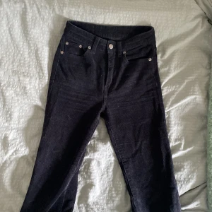 Svarta manchester byxor lågmidjade - Ett par svarta Manchester byxor som är lågmidjade. En av bälte loopsen har lossnat men de syr man enkelt på igen förhand. 