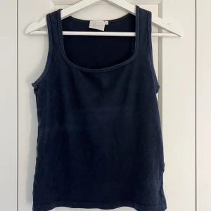 Linne - Mörkblått linne från H&M. Lite urtvättar men inga permanenta fläckar:) 