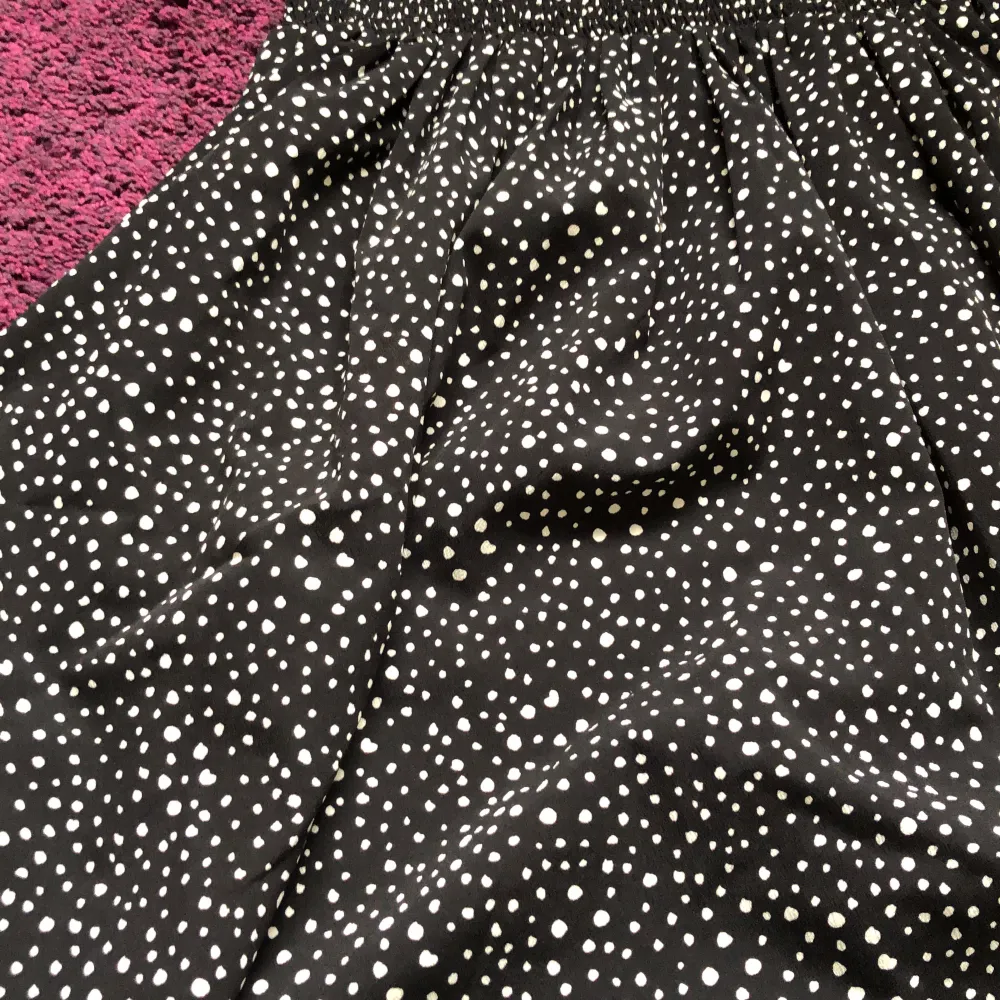 Svart långkjol med vita prickar från gekås! Superskön och snygg ❤️tog mindre strl pga längden 🩵har två av denna att sälja 🩵 säljer pga Kmr ite t användning 💃🏼pris diskuterbart 💙 den blir mindre när man viker ihop den, men tog långkjol på frakt 🩷🤷🏼♀️fint skick . Hameet.