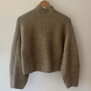 Beige stickad tröja! - En så mysig stickad tröja som är perfekt till hösten! 🍁 Från hm och i storlek xs, för frågor eller fler bilder skriv till mig! ✨🧡
