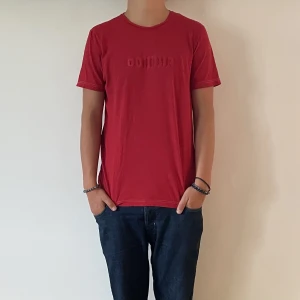 Dondup T-Shirt  - Dondup T-shirt - Storlek L - varan är i jätte fint skick, inga flaws - modellen är 188cm och 83kg - vid frågor eller funderingar är det bara att skriva!